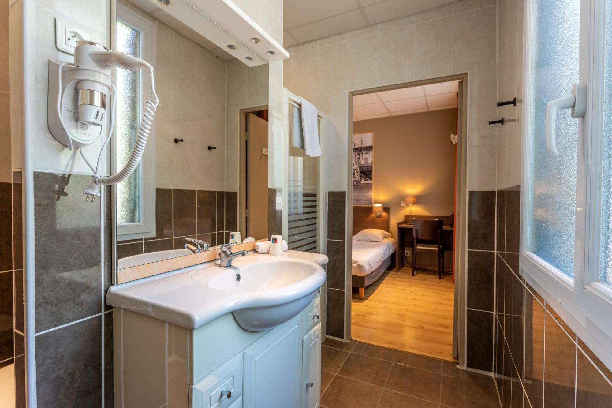 Logis Hotels Et Restaurant La Pause Rn7 La Coucourde Esterno foto