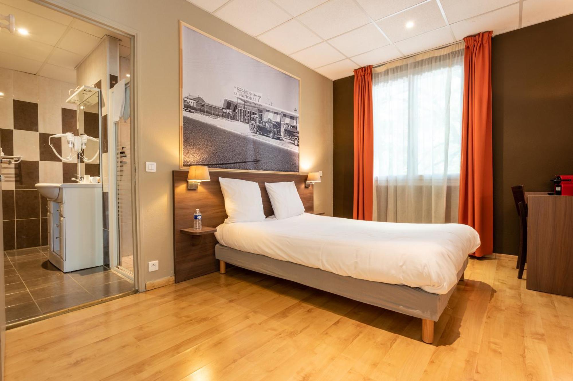 Logis Hotels Et Restaurant La Pause Rn7 La Coucourde Esterno foto