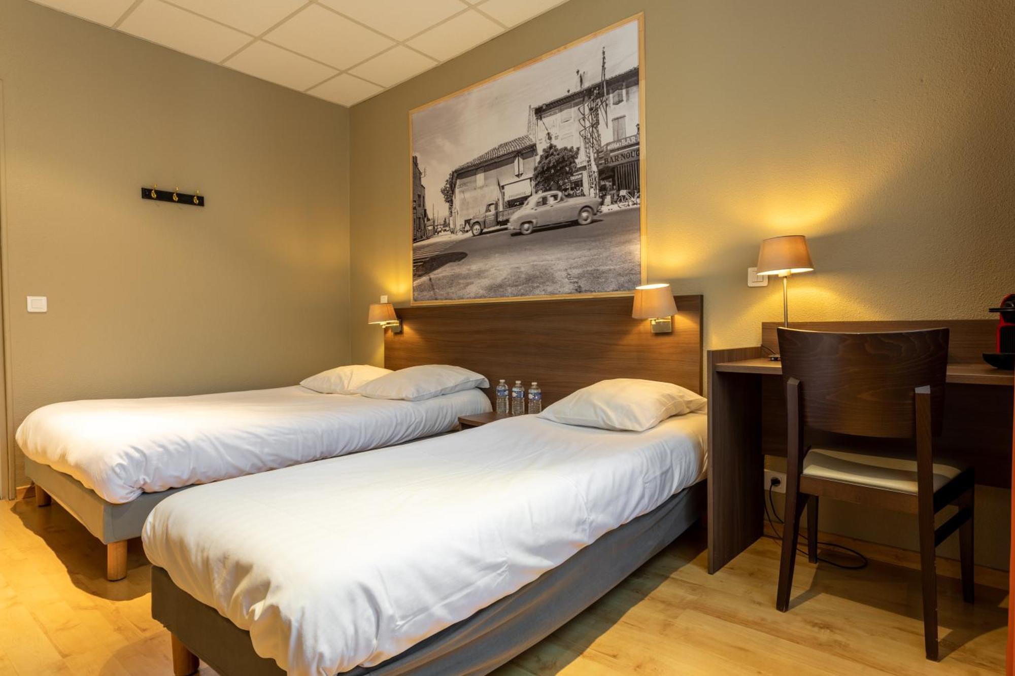 Logis Hotels Et Restaurant La Pause Rn7 La Coucourde Esterno foto