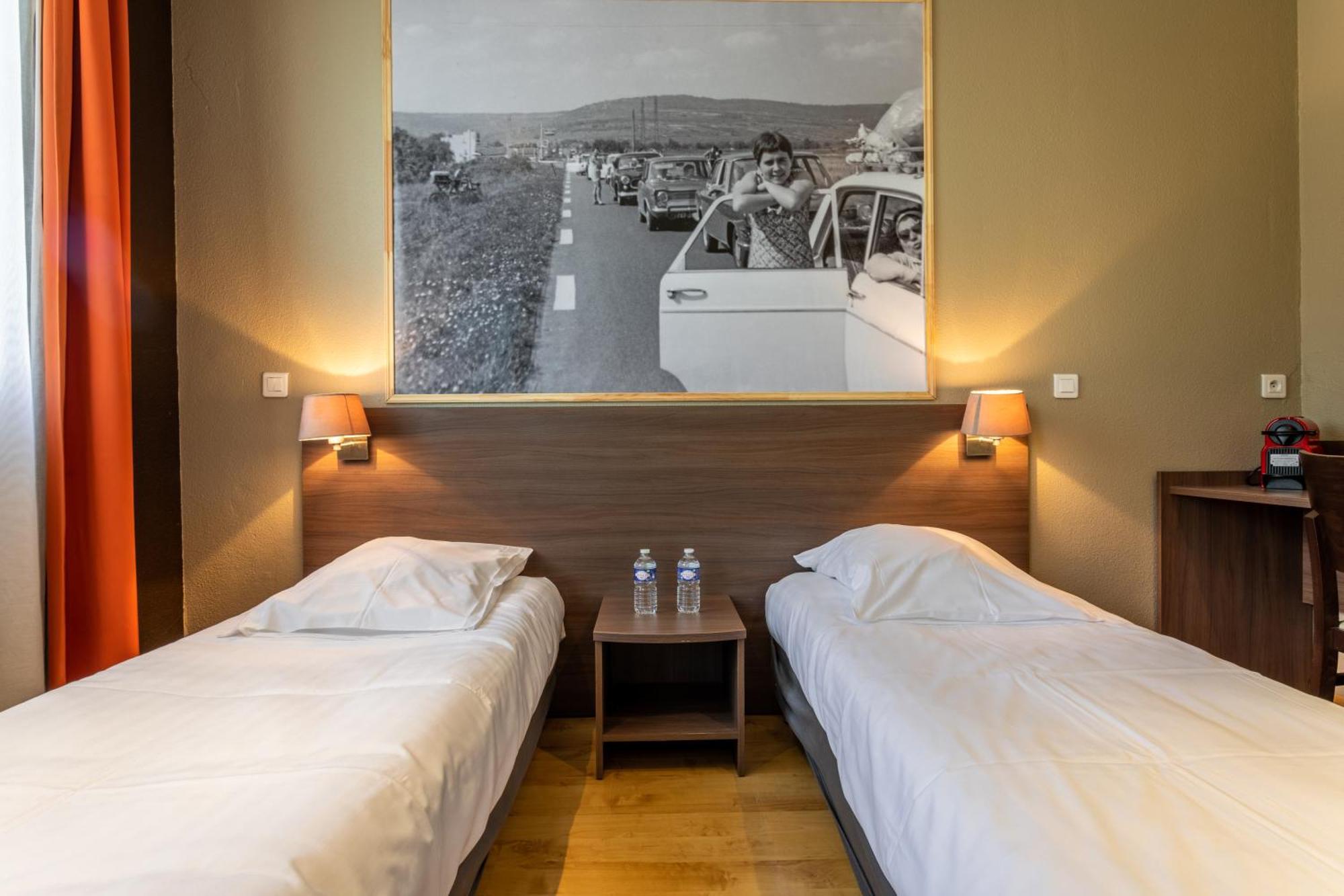 Logis Hotels Et Restaurant La Pause Rn7 La Coucourde Esterno foto