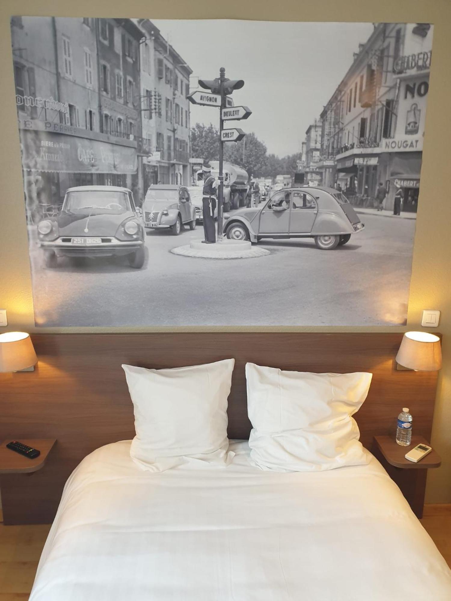 Logis Hotels Et Restaurant La Pause Rn7 La Coucourde Esterno foto