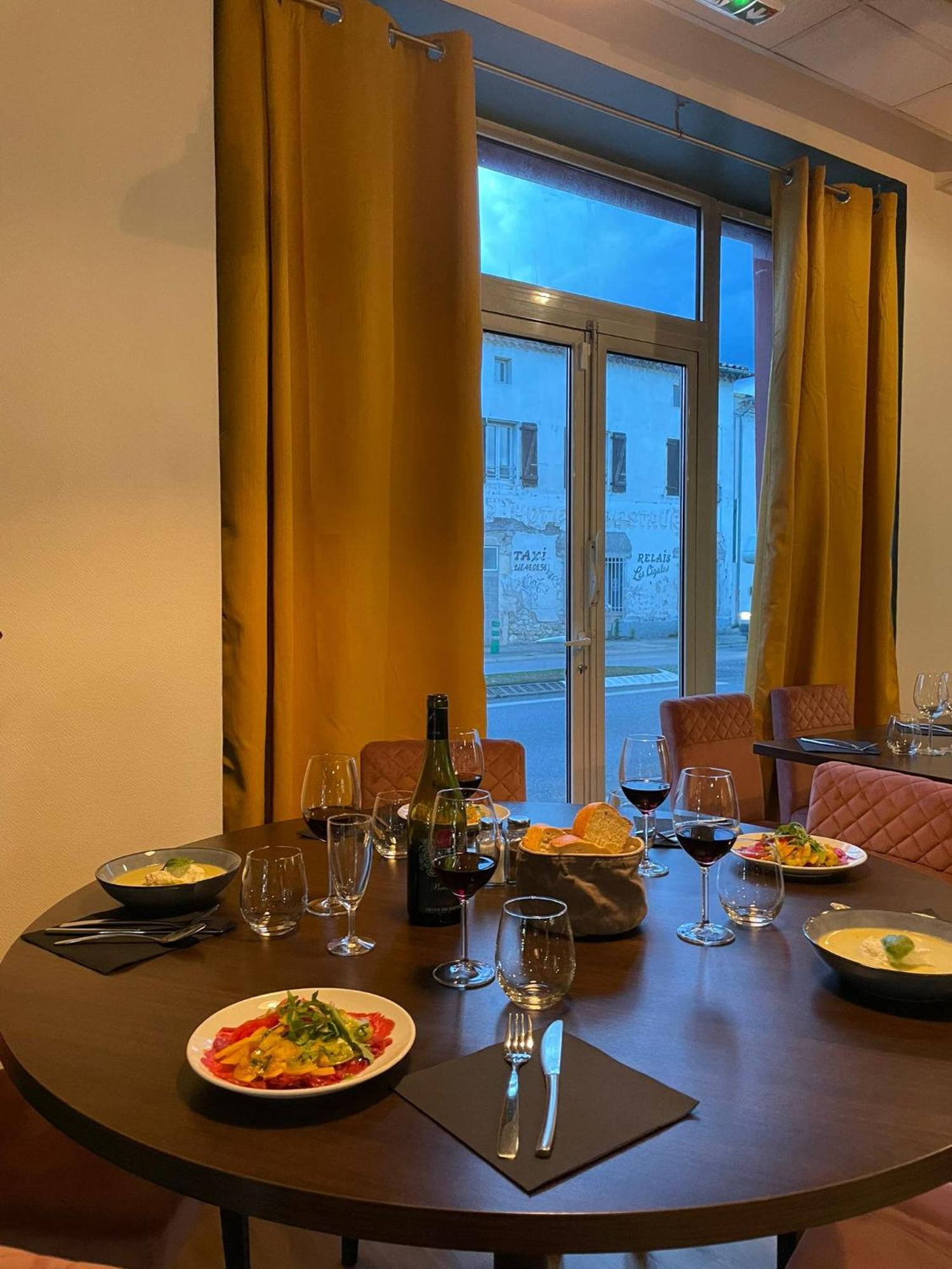 Logis Hotels Et Restaurant La Pause Rn7 La Coucourde Esterno foto