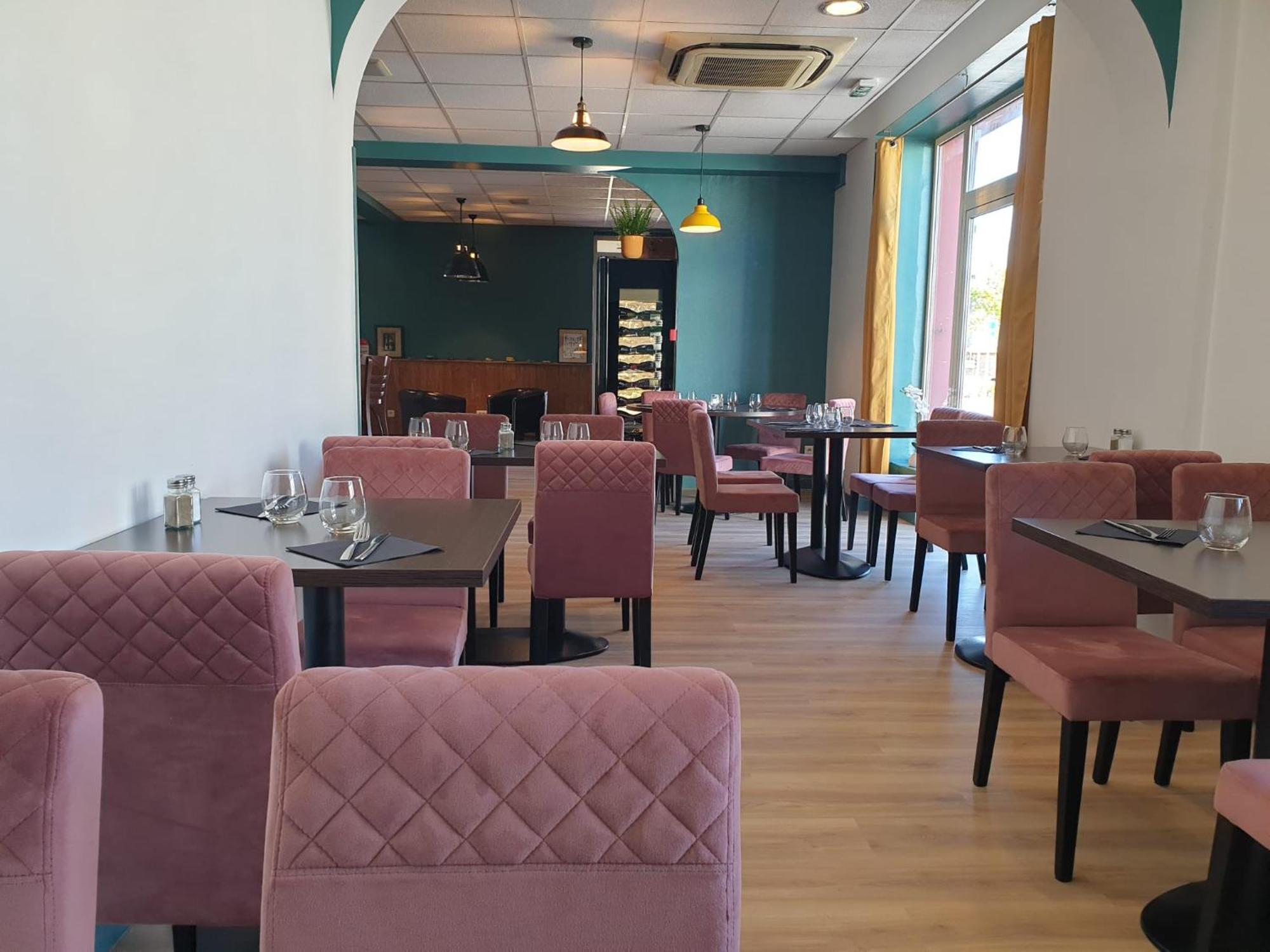 Logis Hotels Et Restaurant La Pause Rn7 La Coucourde Esterno foto